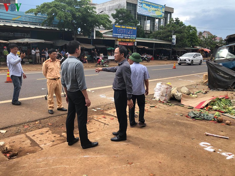 Thăm hỏi, động viên gia đình các nạn nhân vụ xe đâm ở Đắk Nông - Ảnh 4.