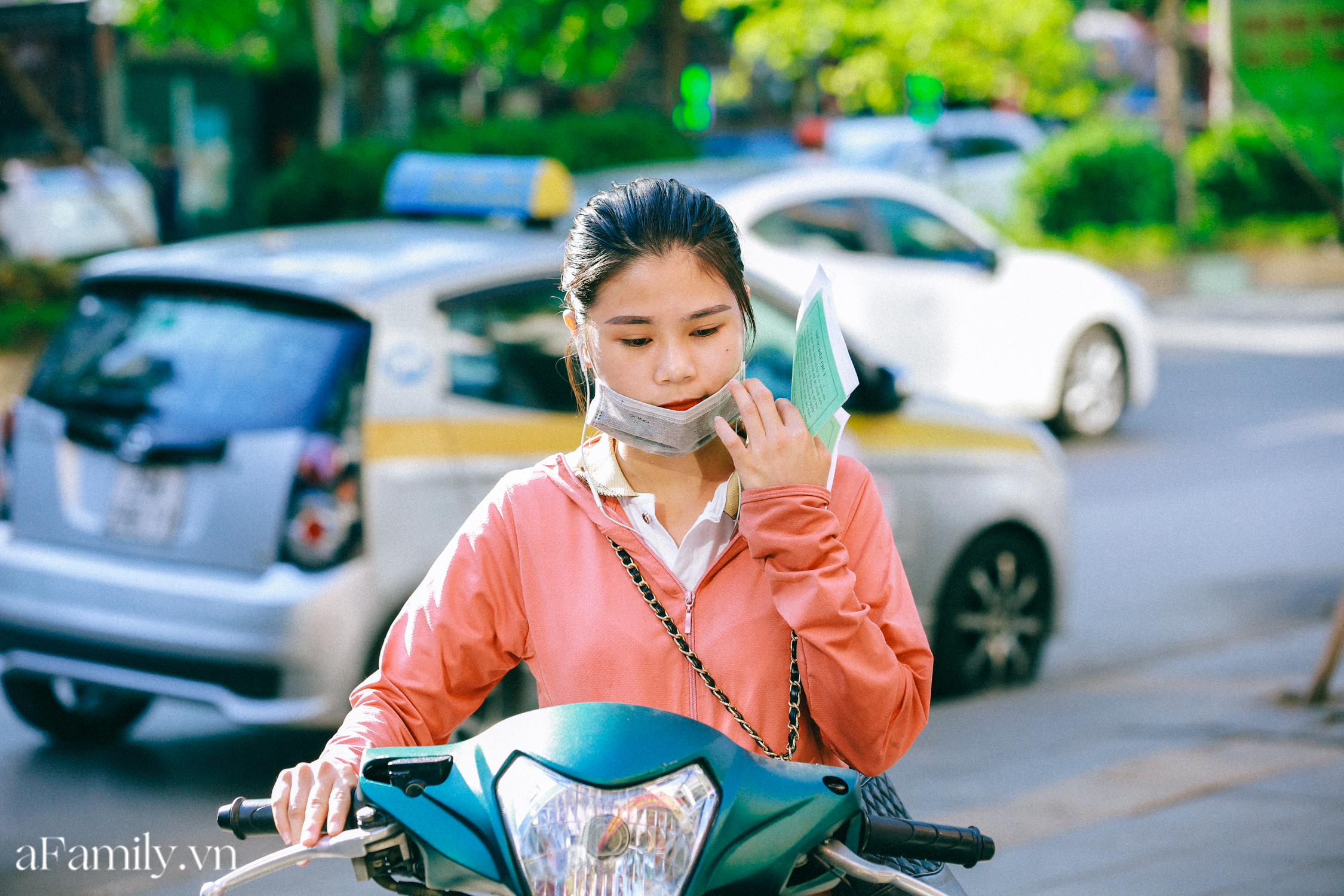 Nhận 3 triệu tiền hỗ trợ thất nghiệp, người phụ nữ chống nạng bịn rịn kể chuyện thời gian khó khăn nhất cuộc đời, bị nghỉ việc do dịch Covid-19, phải ngồi một chỗ do tai nạn giao thông - Ảnh 4.