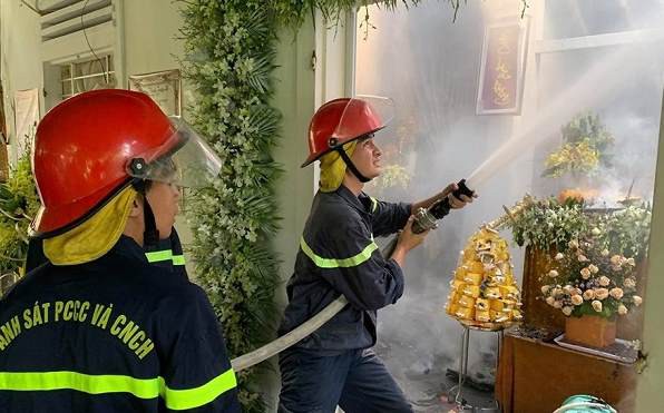 Thừa Thiên Huế: Nhà bốc cháy khi đang tổ chức tang lễ - Ảnh 1.