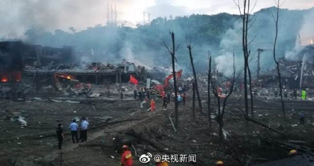 Nổ xe bồn, 10 người thiệt mạng, hơn 100 người bị thương ở Trung Quốc - Ảnh 1.