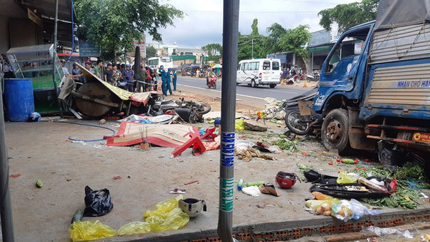 KINH HOÀNG: Khoảnh khắc xe tải lao vào nhóm người đang họp chợ khiến 5 người tử vong - Ảnh 4.