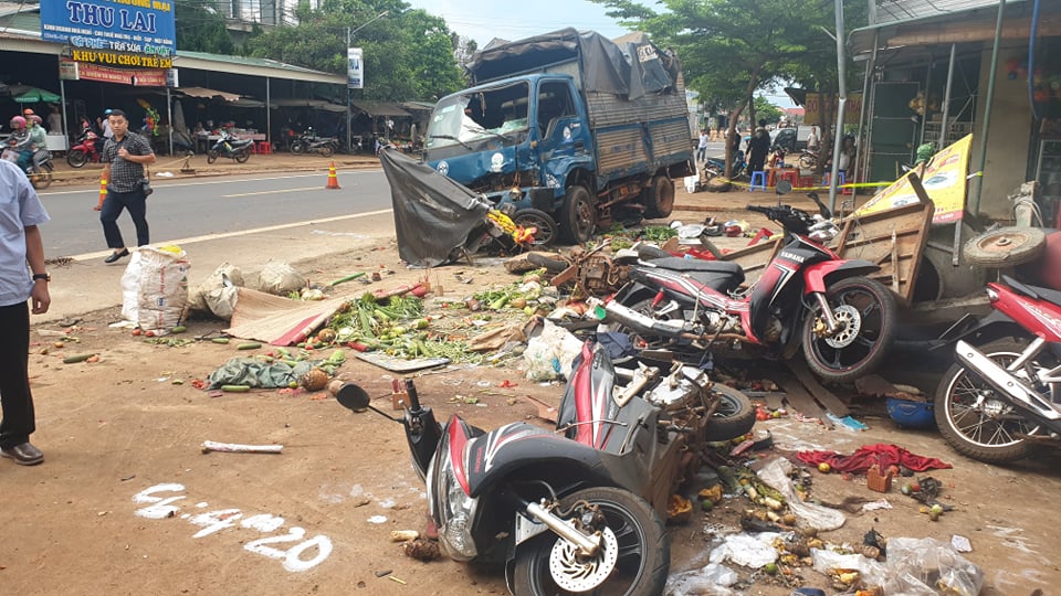 Khởi tố vụ xe tải lao vào chợ ở Đắk Nông khiến 10 người thương vong - Ảnh 2. Khởi tố vụ xe tải lao vào chợ ở Đắk Nông khiến 10 người thương vong - Ảnh 2.