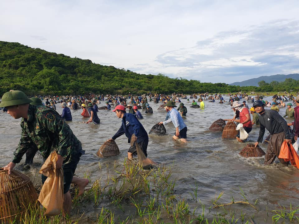 Người dân nô nức lao xuống nước đánh bắt cá trong lễ hội độc đáo có từ 300 năm - Ảnh 6.