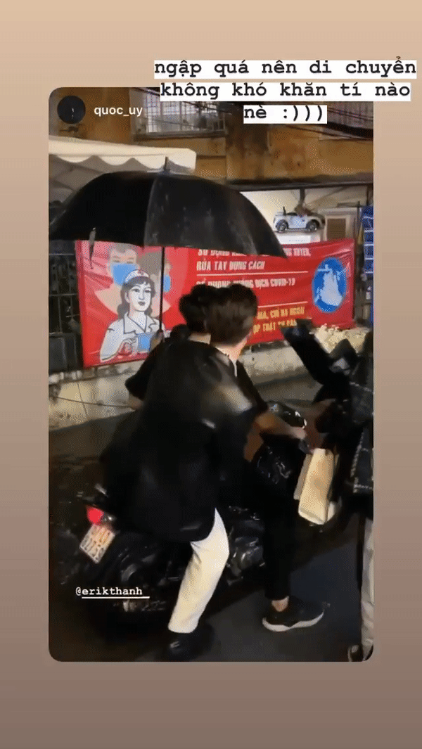 Trời mưa lớn ngập đường, Erik thản nhiên cầm ô đi xe máy chạy show  - Ảnh 5.