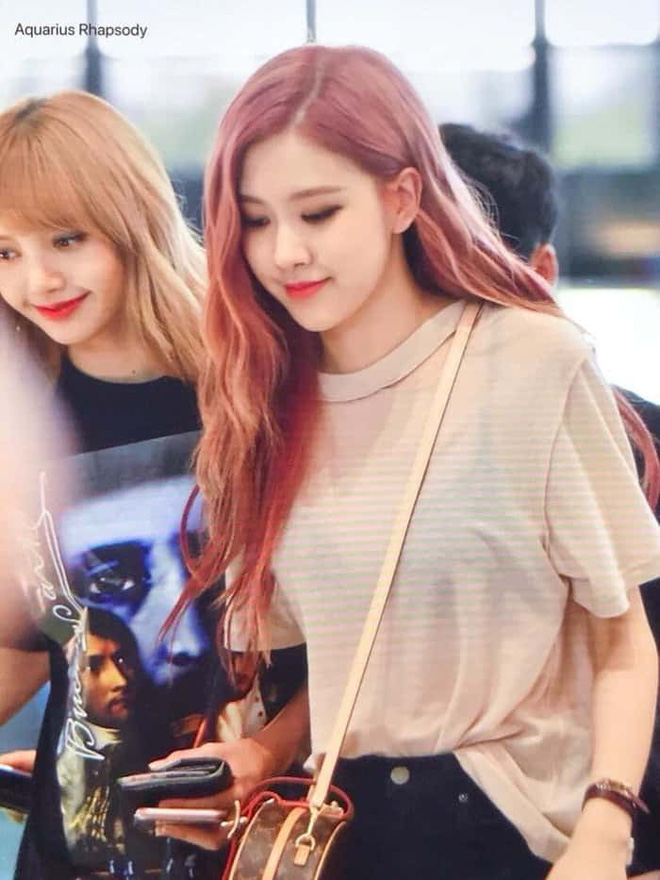 Fan Việt hãy thưởng thức những hình ảnh từng thước phim cuối cùng của Rosé với tóc vàng đầy nổi bật. Điều đó sẽ giúp bạn giải tỏa những nỗi sầu và bắt đầu với một sự thay đổi mới cho kiểu tóc của bạn!