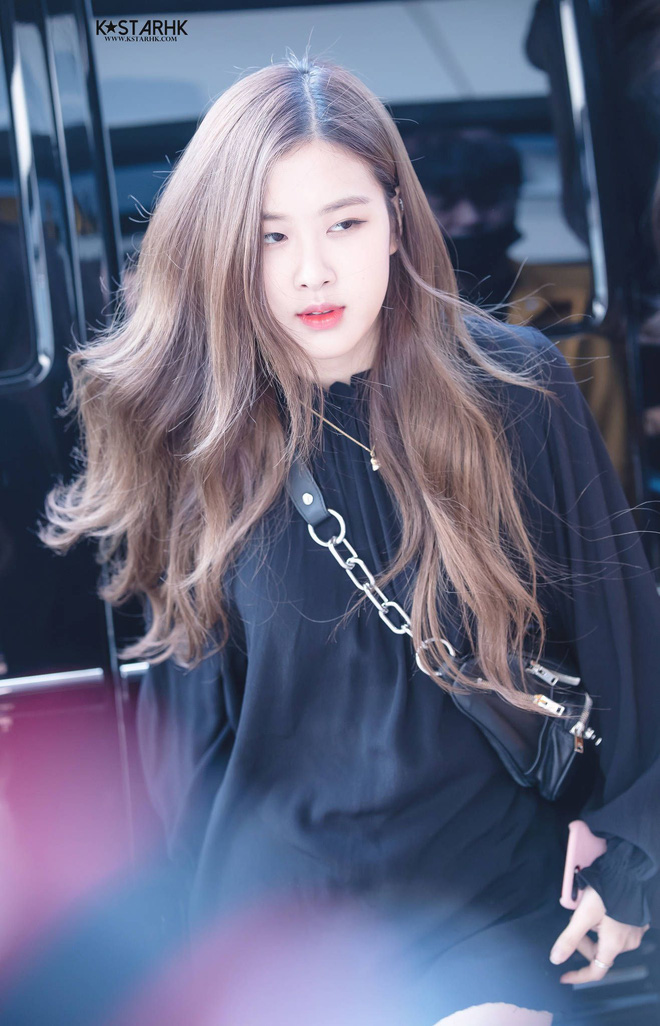 Mái tóc của Rosé Blackpink luôn được chú ý và khen ngợi bởi sự tươi trẻ và cá tính của nó. Với những người yêu thích phong cách kiểu tóc cổ điển nhưng không kém phần hiện đại, kiểu tóc của cô nàng là lựa chọn hoàn hảo. Hãy xem hình ảnh để chiêm ngưỡng vẻ đẹp tuyệt vời của mái tóc ấy.