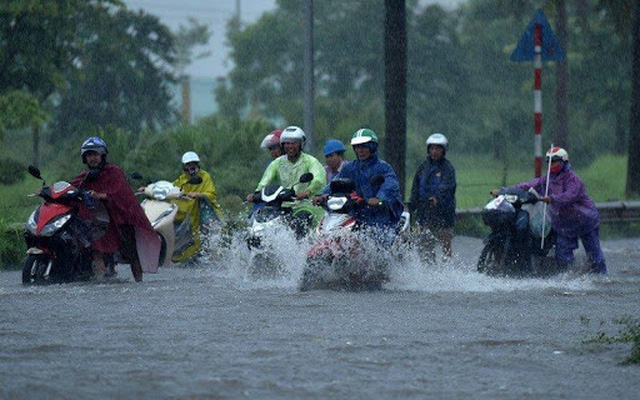 Bão số 1 suy yếu thành áp thấp nhiệt đới, Hà Nội và các tỉnh Bắc Bộ đón mưa lớn xuyên đêm - Ảnh 1.