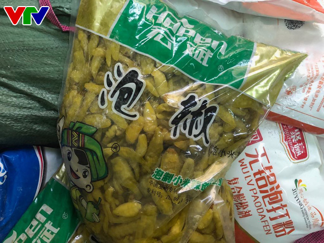 Triệt phá tổng kho phụ gia, nguyên liệu nhập lậu sản xuất bim bim cực khủng ở Hà Nội - Ảnh 8.