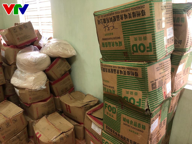 Triệt phá tổng kho phụ gia, nguyên liệu nhập lậu sản xuất bim bim cực khủng ở Hà Nội - Ảnh 5.