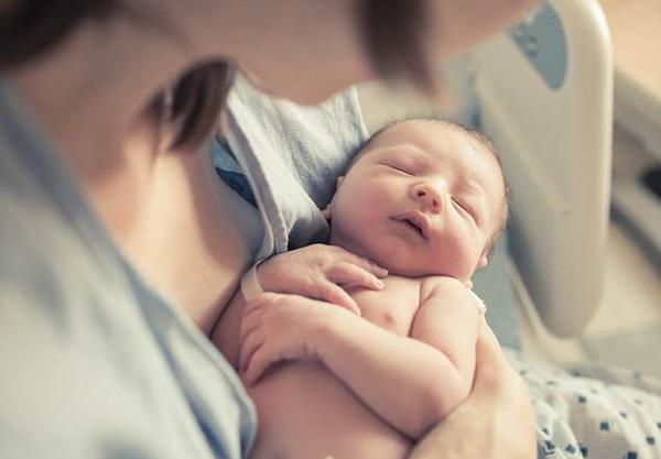 24 giờ sau sinh, điều gì sẽ xảy ra với cơ thể người mẹ và cả em bé - Ảnh 3.