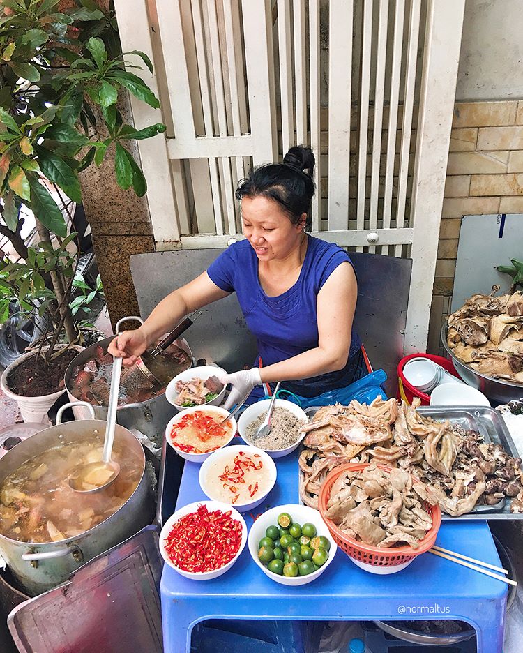 &quot;Bún chửi&quot; Ngan nhàn nức tiếng phố cổ Hà Nội và câu chuyện của người đàn bà góa chồng 20 năm phải cố gồng để mưu sinh giữa trăm ngàn khó khăn không phải ai cũng biết - Ảnh 1.