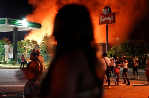 Truy tìm cô gái da trắng bị nghi đốt nhà hàng Mỹ trong lúc biểu tình - Ảnh 1.
