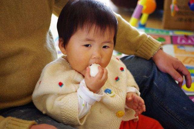 Cháu gái 3 tuổi ngộ độc nặng sau bữa cơm nhà, bà ngoại hối hận vì mắc phải một sai lầm khi luộc trứng gà, rất nhiều gia đình cũng có - Ảnh 1.