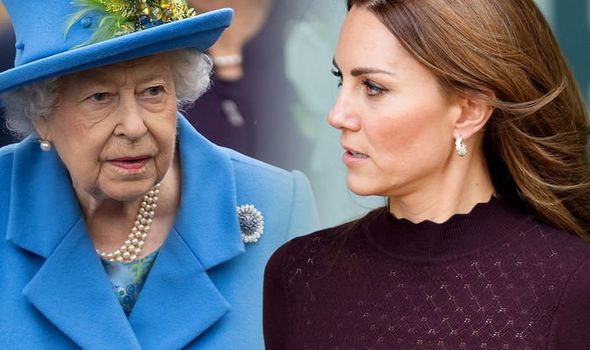 Công nương Kate đang chịu sự &quot;theo dõi&quot; chặt chẽ của gia đình nhà chồng nhất là Nữ hoàng Anh chỉ vì sai lầm của Meghan Markle - Ảnh 1.