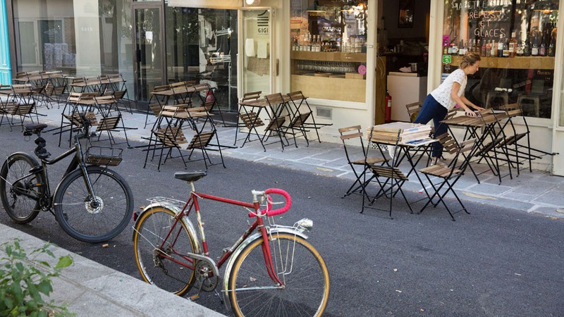 Nước Pháp thành “vùng Xanh”, hàng quán ở Paris được mở lại - Ảnh 1.