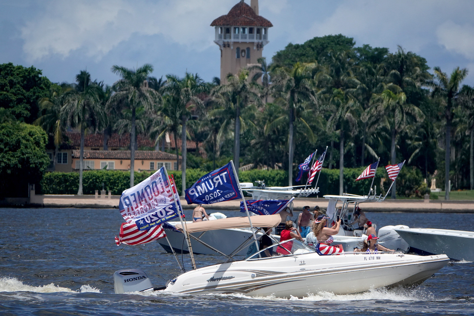 Dân Florida tưng bừng mừng sinh nhật Tổng thống Trump - Ảnh 3.