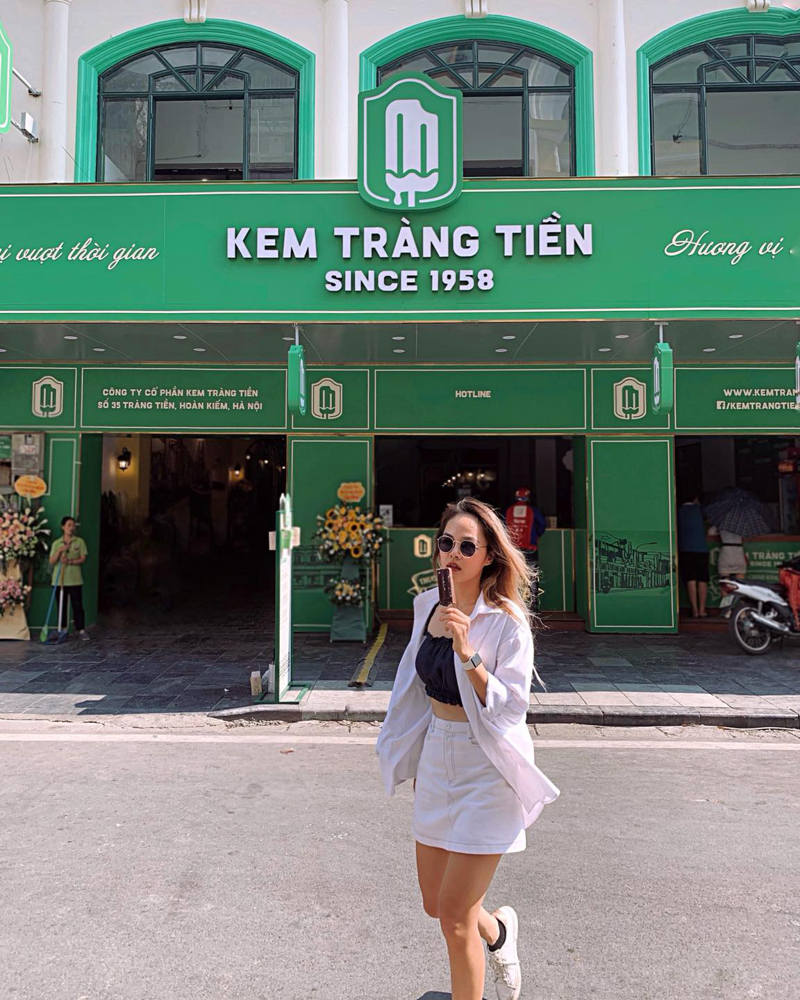 Người Hà Nội háo hức lên phố Tràng Tiền ăn kem, “check-in” với tàu điện xưa - Ảnh 1.