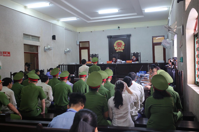 Bùi Thị Kim Thu diện mạo khác lạ, tóc bạc trắng trong phiên  tòa phúc thẩm vụ sát hại nữ sinh giao gà ở Điện Biên - Ảnh 1.