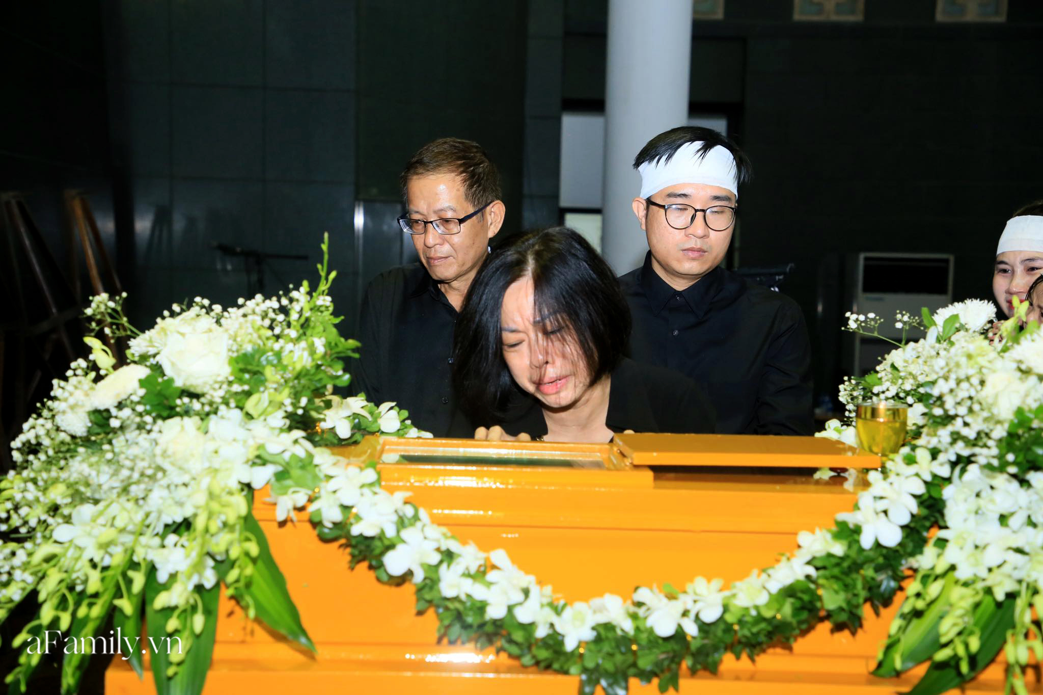 Những hình ảnh đầu tiên trong tang lễ của nữ MC Diệu Linh, người mẹ liên tục khóc vì sự ra đi của cô con gái còn quá trẻ - Ảnh 13.