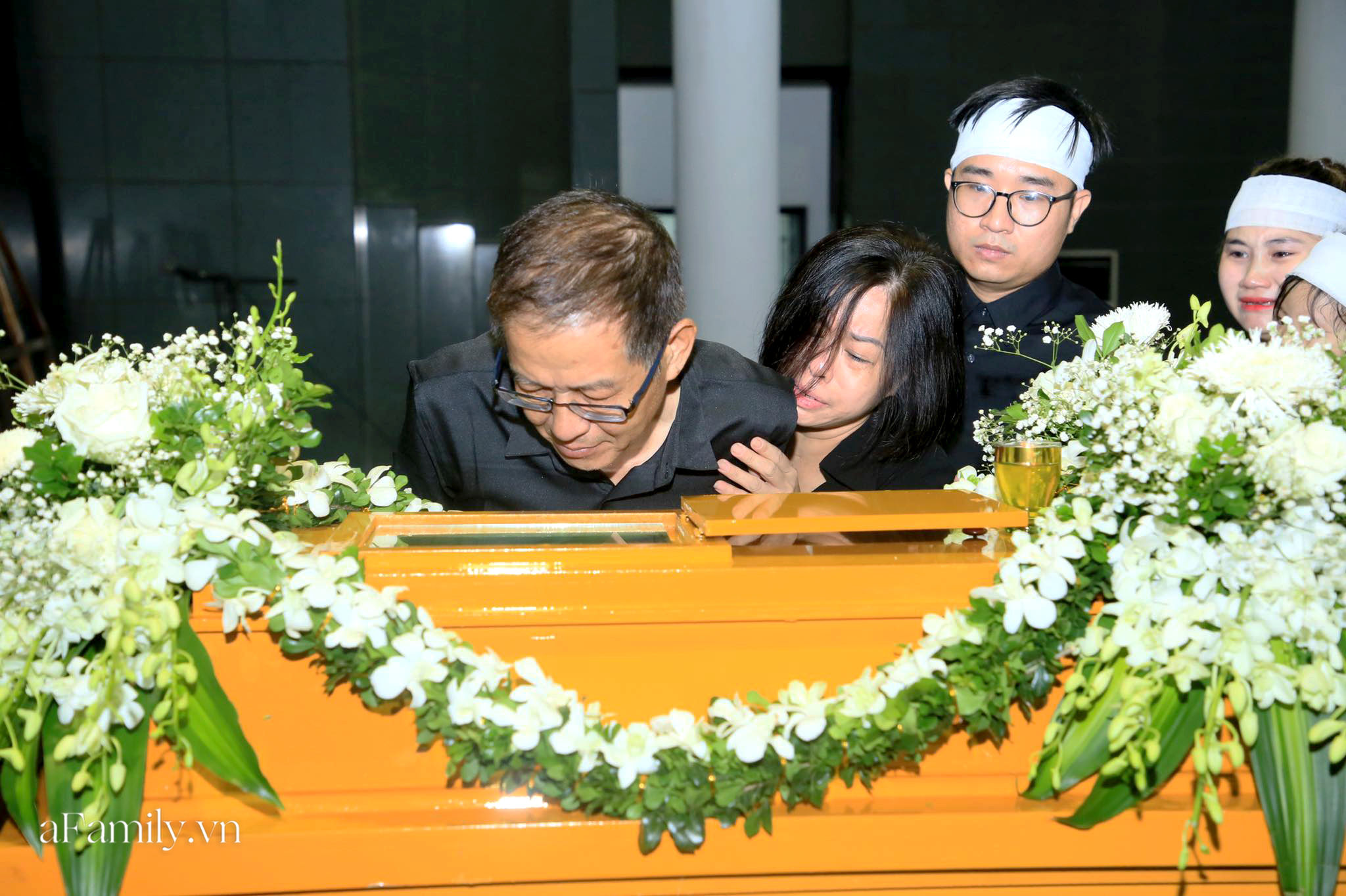 Những hình ảnh đầu tiên trong tang lễ của nữ MC Diệu Linh, người mẹ liên tục khóc vì sự ra đi của cô con gái còn quá trẻ - Ảnh 12.