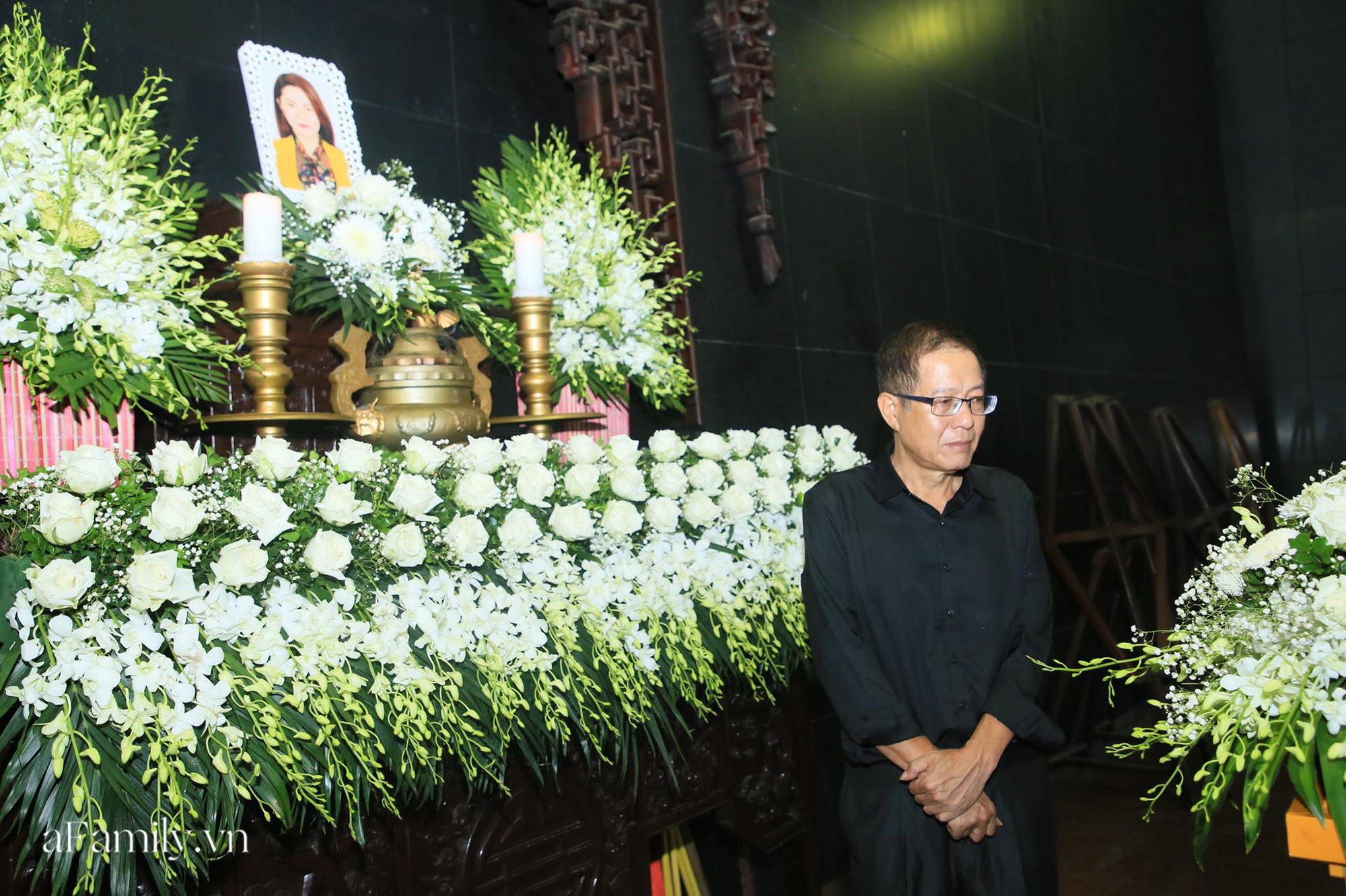 Những hình ảnh đầu tiên trong tang lễ của nữ MC Diệu Linh, người mẹ liên tục khóc vì sự ra đi của cô con gái còn quá trẻ - Ảnh 10.