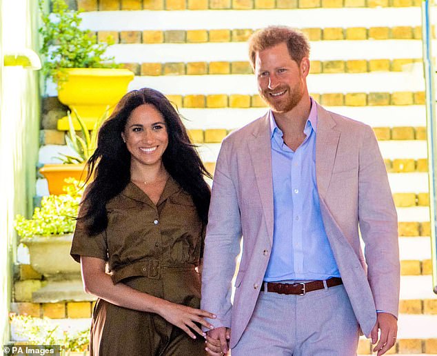 Bạn của Công nương Diana quá cố lên tiếng chối bỏ giúp đỡ vợ chồng Meghan Markle ở Mỹ khiến cặp đôi phải xấu hổ - Ảnh 2.