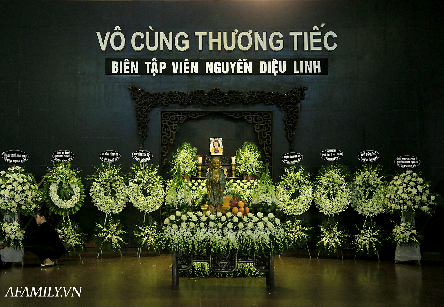 Những hình ảnh đầu tiên trong tang lễ của nữ MC Diệu Linh, người mẹ liên tục khóc vì sự ra đi của cô con gái còn quá trẻ - Ảnh 1.
