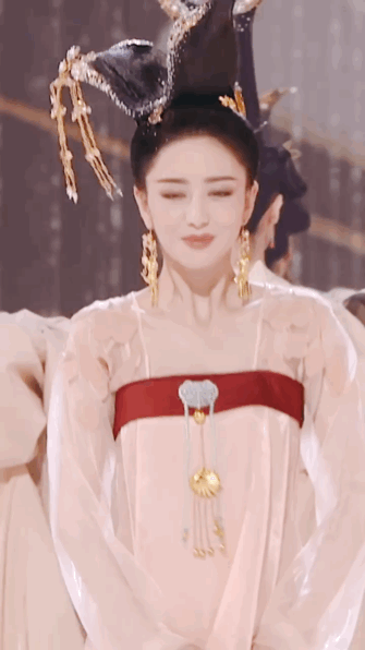 Nhảy múa đẹp mê hồn sau rạn nứt hôn nhân với Trần Tư Thành, Đồng Lệ Á xứng đanh đệ nhất mỹ nhân Tân  Cương - Ảnh 3.