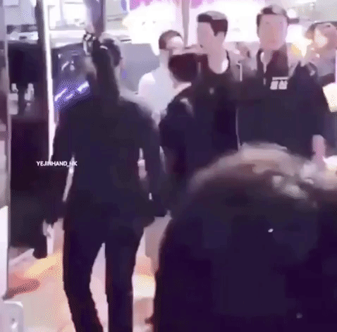 Khoảnh khắc Hyun Bin níu chặt lấy tay Son Ye Jin trước khi cả hai tạm biệt nhau bất ngờ được fan chia sẻ "rầm rầm" - Ảnh 1. Khoảnh khắc Hyun Bin níu chặt lấy tay Son Ye Jin trước khi cả hai tạm biệt nhau bất ngờ được fan chia sẻ "rầm rầm" - Ảnh 1.