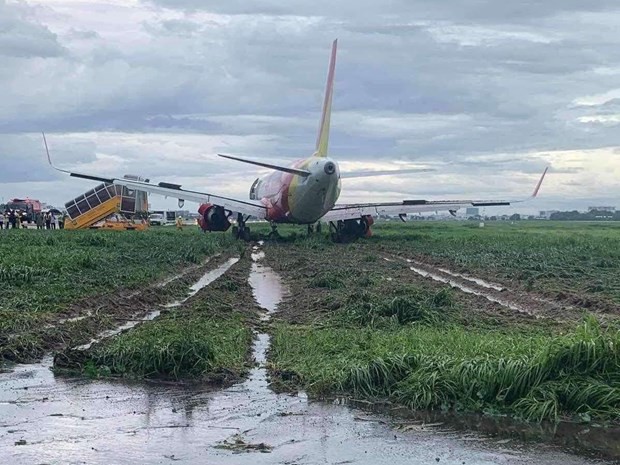 Toàn bộ quá trình hơn 18 giờ giải cứu máy bay Vietjet trượt khỏi đường băng - Ảnh 1.