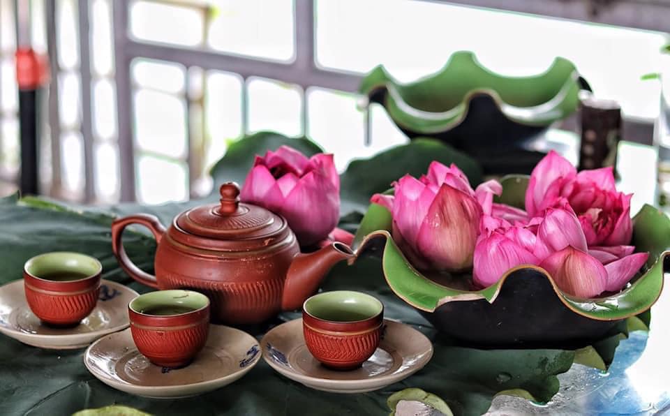 Mùa sen về, trà ướp bông sen tươi 40 ngàn/bông đắt khách, người làng sen Tây Hồ ngày bán gần 1000 bông cho khách mang đi biếu - Ảnh 16.
