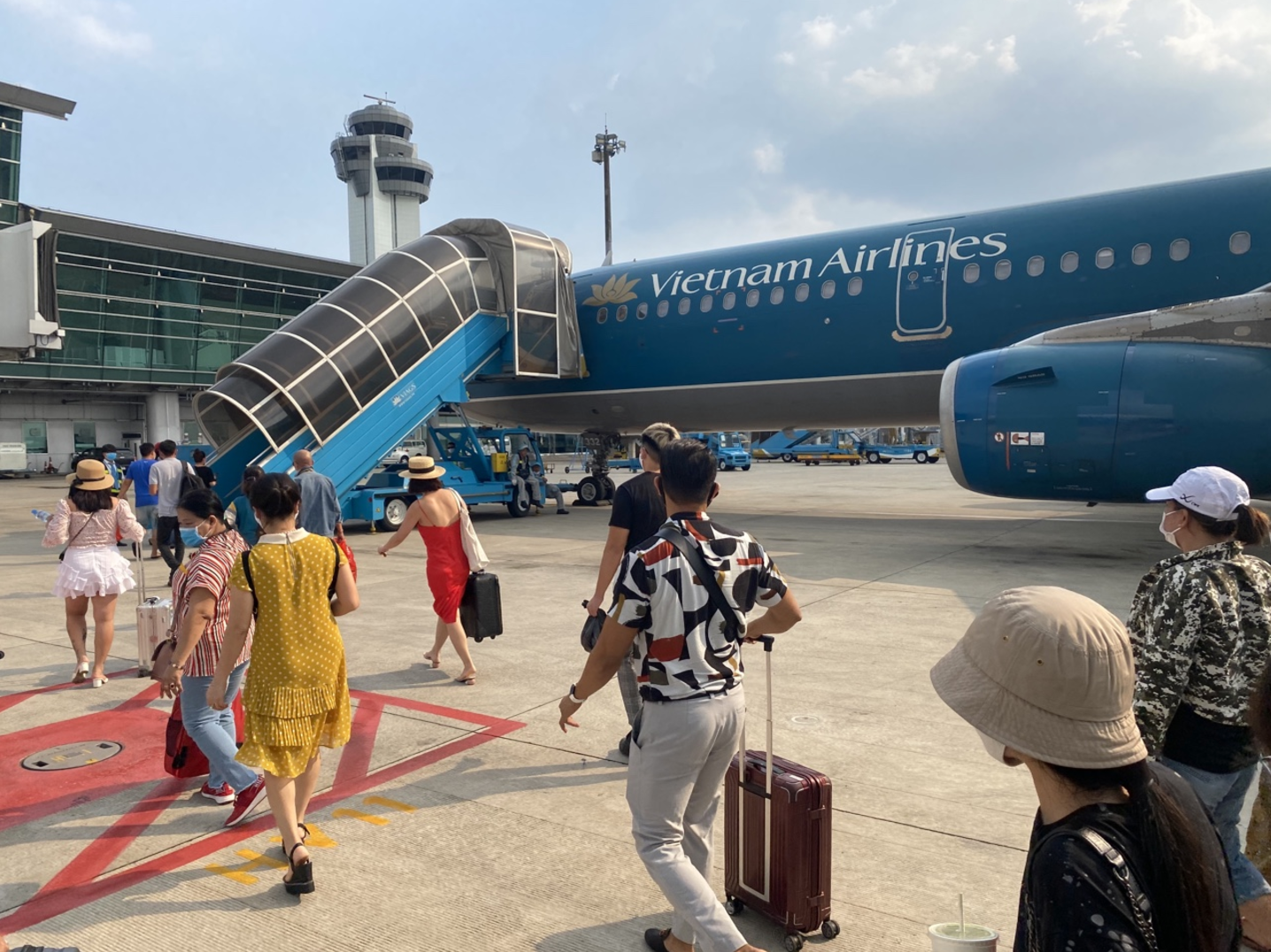 Vietnam Airlines: Thương hiệu Vietnam Airlines luôn tựa nơi giữa bầu trời với các chuyến bay hiện đại, tiện nghi và đội ngũ nhân viên chuyên nghiệp. Cùng xem qua các hình ảnh về giá vé ưu đãi và các dịch vụ tốt nhất của Vietnam Airlines để chuẩn bị cho chuyến đi hoàn hảo.