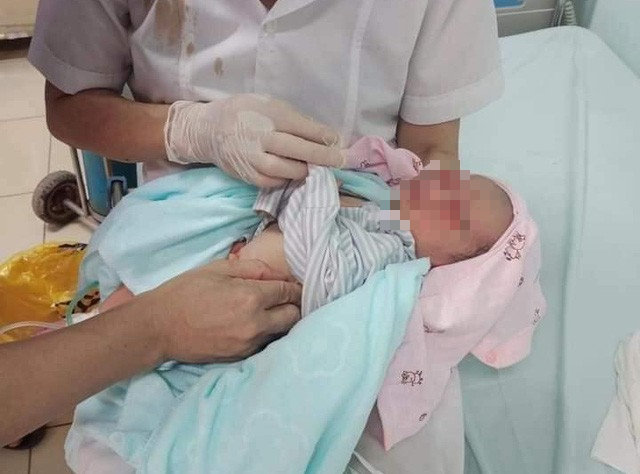 Sức khỏe bé trai sơ sinh bị mẹ bỏ xuống hố ga ở Hà Nội chuyển biến tích cực: Người mẹ vẫn chưa đến nhận con - Ảnh 1.