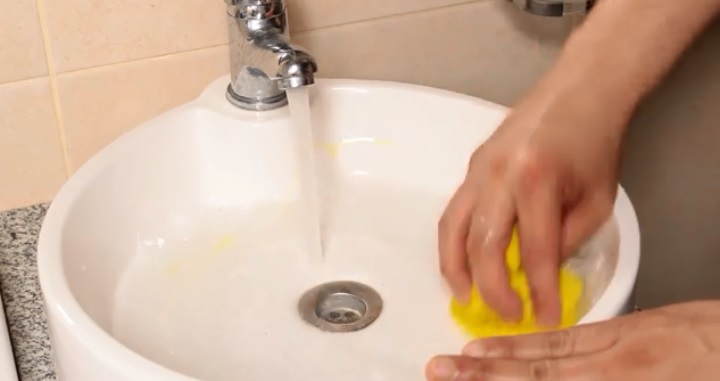 Quên đi việc dùng các chất tẩy rửa hóa chất, học ngay 3 cách tẩy bồn rửa mặt đầy vết ố vàng trở nên sáng bóng như mới chỉ nhờ các nguyên liệu luôn có trong nhà - Ảnh 3.