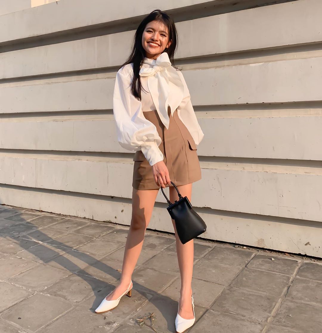 Nếu 1 ngày chán sơ mi, các nàng hãy thử sang áo blouse buộc dây cổ - Ảnh 8. Nếu 1 ngày chán sơ mi, các nàng hãy thử sang áo blouse buộc dây cổ - Ảnh 8.