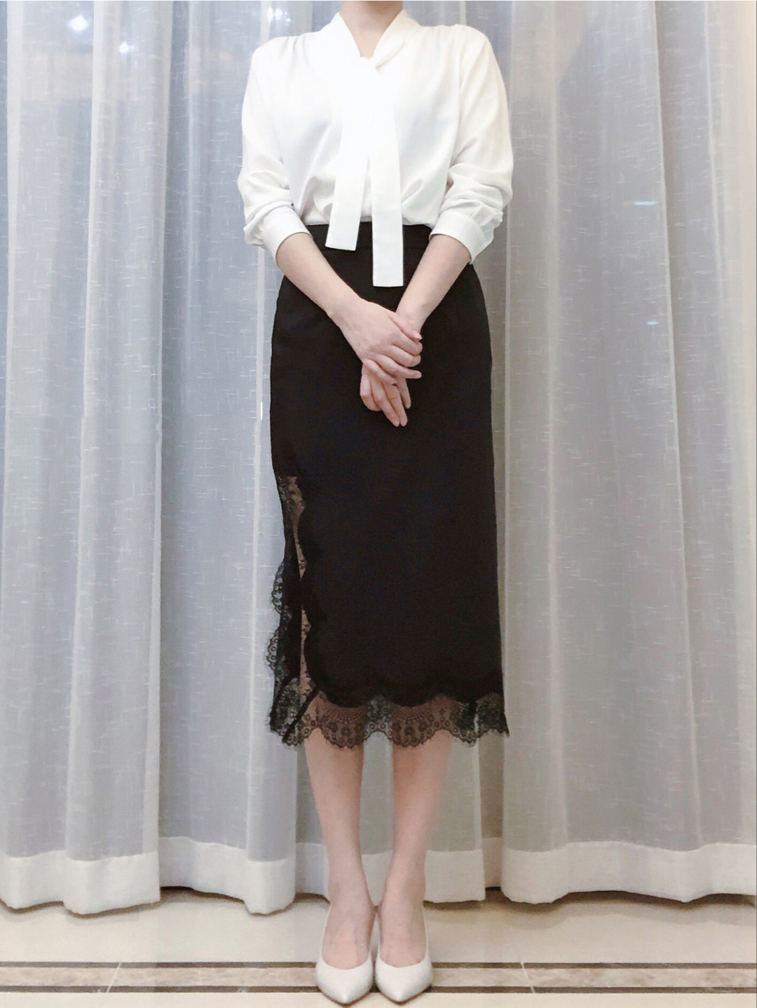 Nếu 1 ngày chán sơ mi, các nàng hãy thử sang áo blouse buộc dây cổ - Ảnh 5. Nếu 1 ngày chán sơ mi, các nàng hãy thử sang áo blouse buộc dây cổ - Ảnh 5.