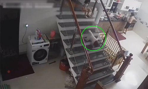 Mẹ đang làm bếp, bé gái vô tình xô ngã em xuống cầu thang - khoảnh khắc khiến tất cả sững sờ - Ảnh 2. Mẹ đang làm bếp, bé gái vô tình xô ngã em xuống cầu thang - khoảnh khắc khiến tất cả sững sờ - Ảnh 2.
