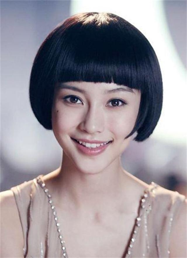 Tuy để tóc ngắn trông vẫn khá ổn nhưng netizen khuyên Angelababy vẫn giữ nguyên kiểu tóc dài thì hơn.
