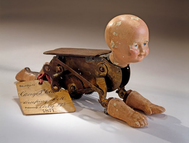 Búp bê - Món đồ chơi đáng yêu dành cho trẻ em từng có hình dạng kinh dị gây mất ngủ hơn 100 năm trước - Ảnh 1.