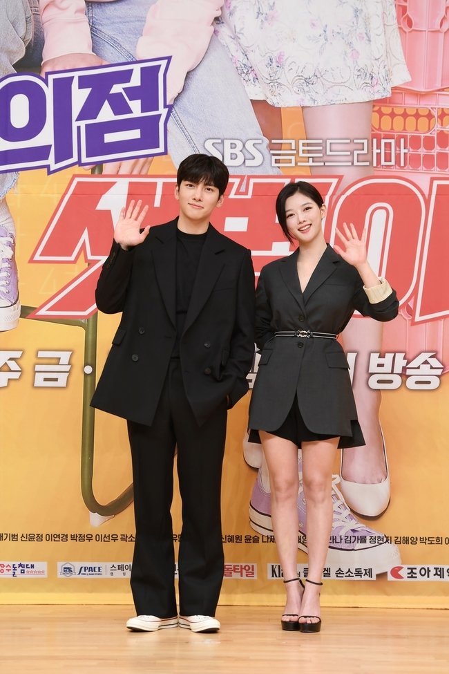 Ji Chang Wook tái xuất cùng Kim Yoo Jung trong phim mới nhưng bị mắng tơi bời, lôi cả chuyện &quot;thế tử&quot; hộp đêm để chỉ trích - Ảnh 1.