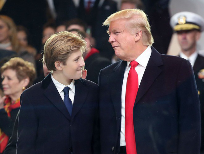 Một loạt khoảnh khắc cho thấy Barron Trump giống cha như 2 giọt nước, thừa hưởng nhan sắc cực phẩm thời trẻ của Tổng thống Mỹ - Ảnh 5.