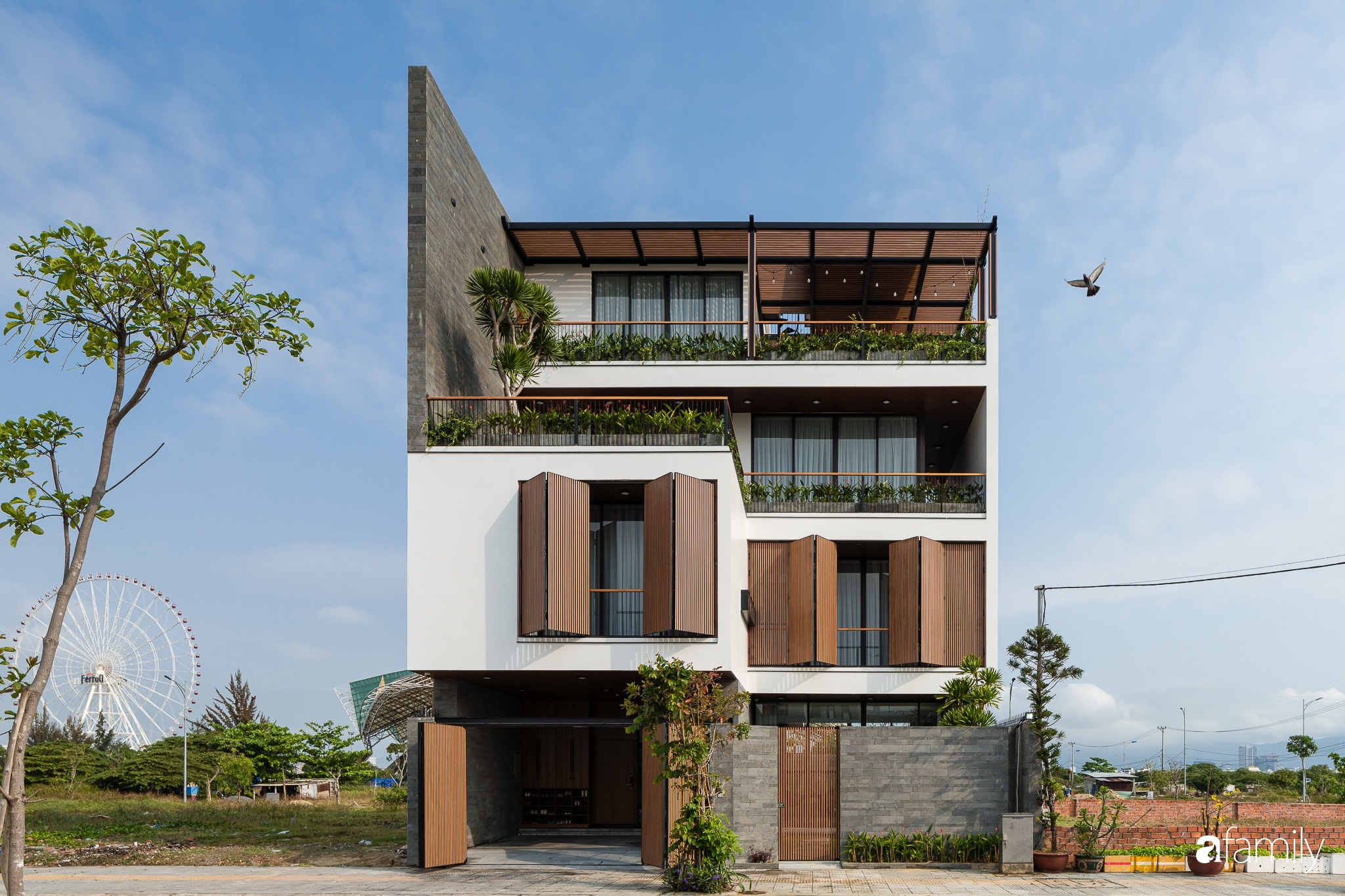 Ngôi nhà với đủ không gian sân vườn xanh mát cùng nội thất tiện nghi dành cho gia đình 3 thế hệ ở Đà Nẵng - Ảnh 1.