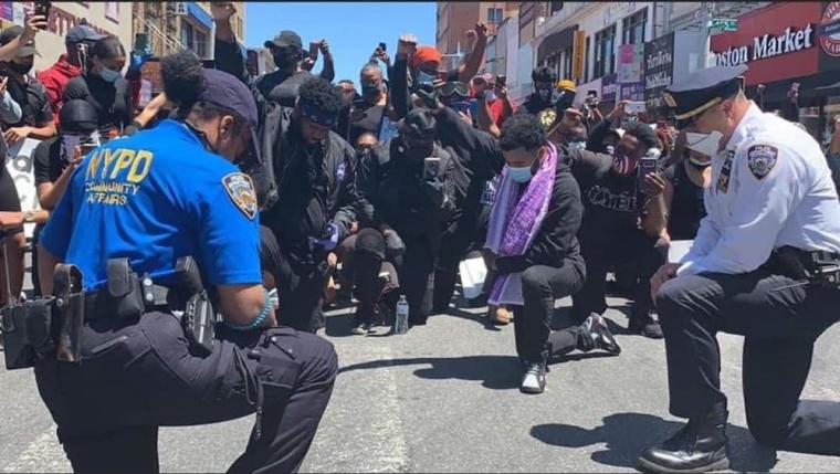 Vứt bỏ dùi cui, cảnh sát quỳ gối và ôm những người biểu tình, thể hiện sự đoàn kết mà nước Mỹ đang rất cần ngay lúc này - Ảnh 11.