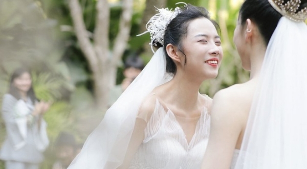 Đám cưới của cặp đôi đồng tính Trung Quốc, điều đáng nói là thân phận &quot;người trong showbiz&quot; rất nổi tiếng của một trong hai cô dâu - Ảnh 2.