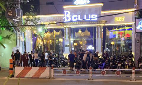 Hàng trăm dân chơi tháo chạy tán loạn khỏi quán bar ở Sài Gòn khi bị kiểm tra - Ảnh 3.