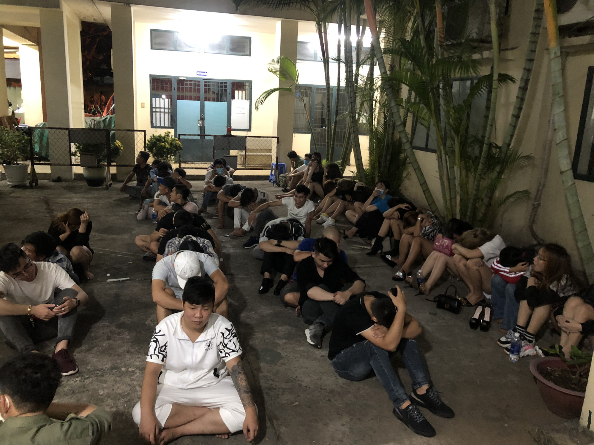 Hàng trăm dân chơi tháo chạy tán loạn khỏi quán bar ở Sài Gòn khi bị kiểm tra - Ảnh 1.