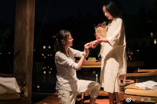 Đám cưới của cặp đôi đồng tính Trung Quốc, điều đáng nói là thân phận &quot;người trong showbiz&quot; rất nổi tiếng của một trong hai cô dâu - Ảnh 7.
