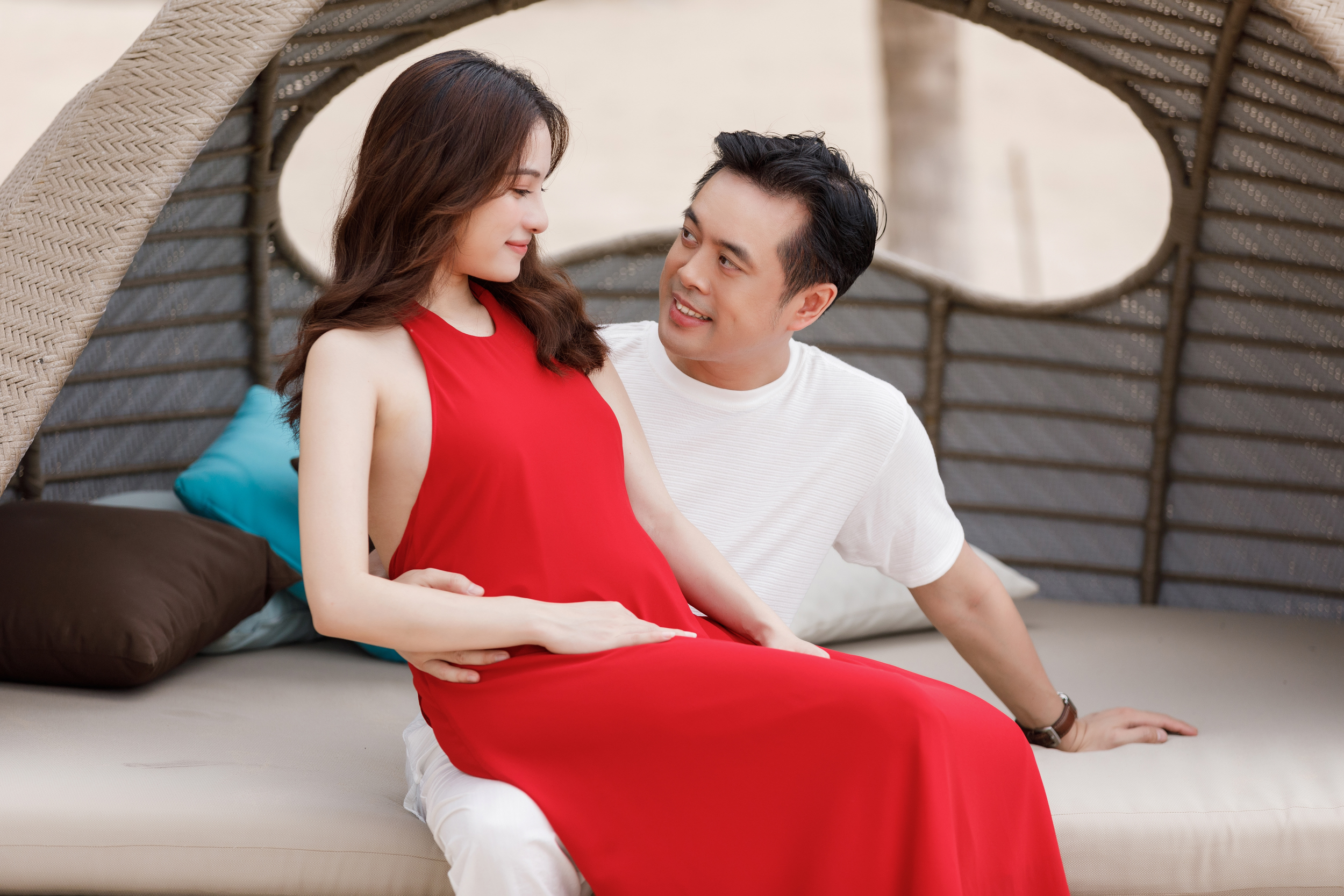 Sara Lưu khoe cận cảnh bụng bầu mang song thai, tiết lộ lý do giữ kín tin vui suốt 4 tháng - Ảnh 9.