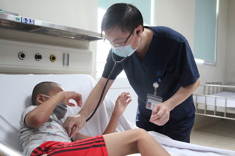 Tiêm thiếu mũi vaccine, trẻ bị viêm não Nhật Bản biến chứng nặng - Ảnh 1.