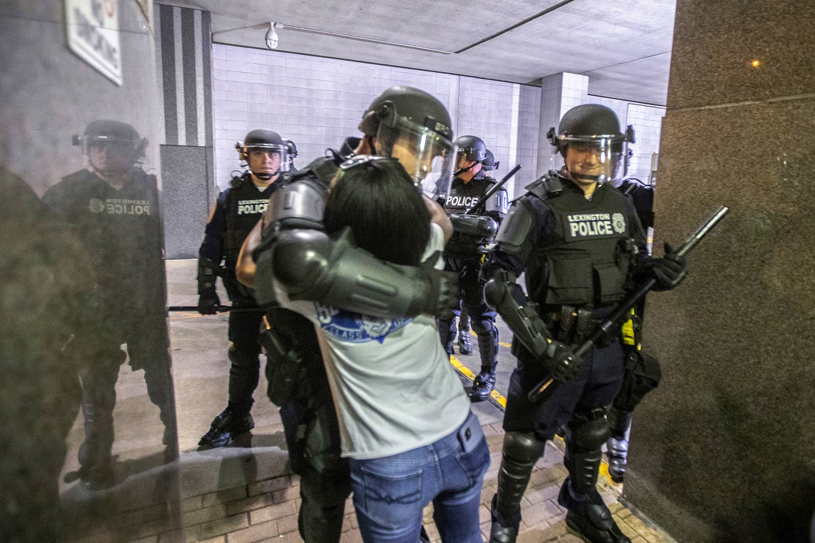 Vứt bỏ dùi cui, cảnh sát quỳ gối và ôm những người biểu tình, thể hiện sự đoàn kết mà nước Mỹ rất cần ngay lúc này - Ảnh 3.